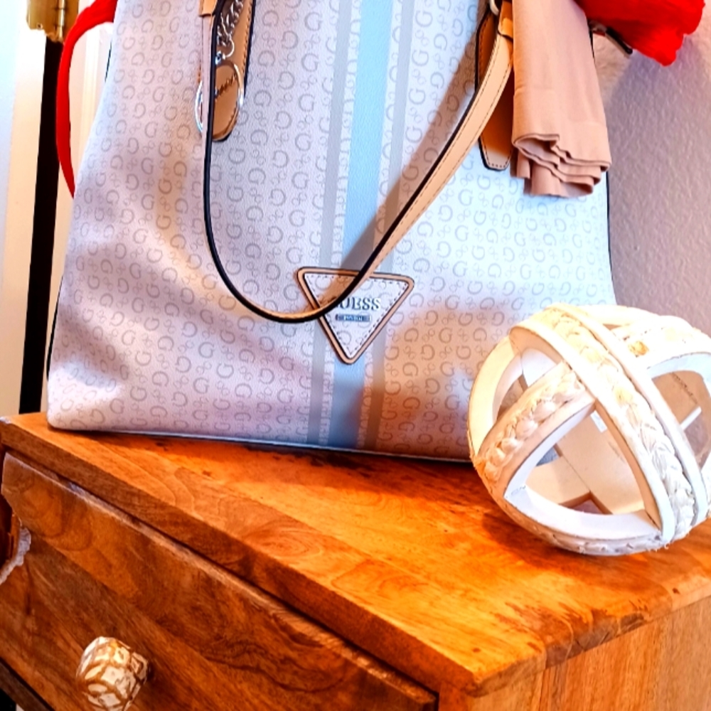 NEW /wot- LARGE WHITE- BLUE- TAN GORGEOUS GUESS* TOTE🤩